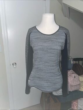 Athleta Women’s Gray and Black Long-Sleeve Active Top